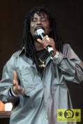 Cornell Campbell (Jam) with Mafia and Fluxie - Reggae Geel Festival, Belgien 05. August 2006 (4).jpg